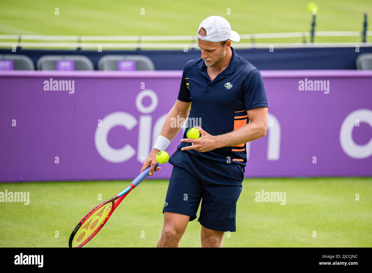 LONDRES, ROYAUME-UNI. 12 juin 2022. Denis Kudla (Etats-Unis) contre Quentin Halys (FRA) lors du match de qualification du deuxième jour des 2022 championnats du Cinch au Queen's Club, dimanche, 12 juin 2022, Londres, ANGLETERRE. Credit: Taka G Wu/Alay Live News Banque D'Images