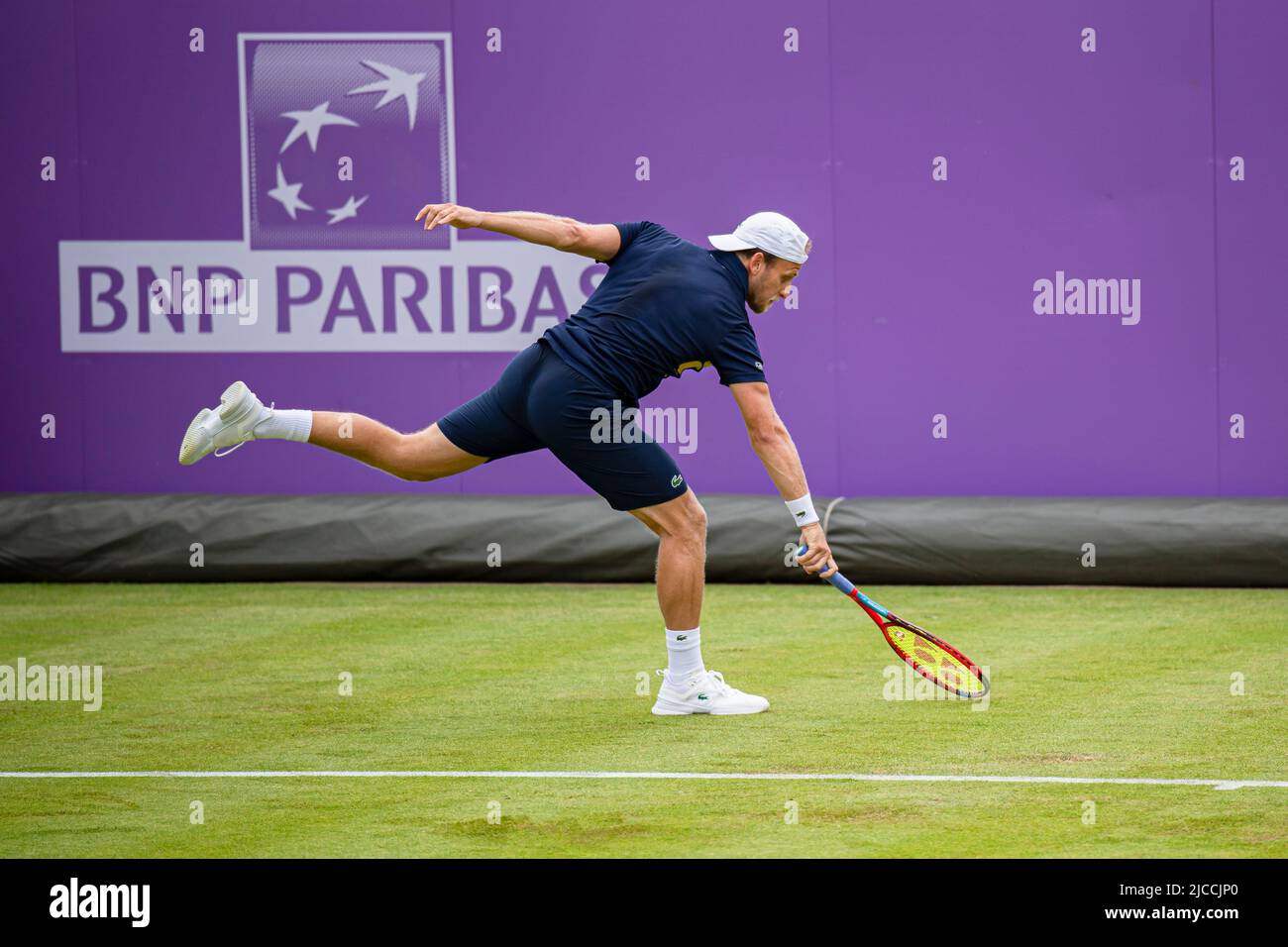LONDRES, ROYAUME-UNI. 12 juin 2022. Denis Kudla (Etats-Unis) contre Quentin Halys (FRA) lors du match de qualification du deuxième jour des 2022 championnats du Cinch au Queen's Club, dimanche, 12 juin 2022, Londres, ANGLETERRE. Credit: Taka G Wu/Alay Live News Banque D'Images