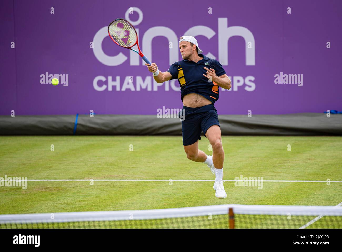 LONDRES, ROYAUME-UNI. 12 juin 2022. Denis Kudla (Etats-Unis) contre Quentin Halys (FRA) lors du match de qualification du deuxième jour des 2022 championnats du Cinch au Queen's Club, dimanche, 12 juin 2022, Londres, ANGLETERRE. Credit: Taka G Wu/Alay Live News Banque D'Images