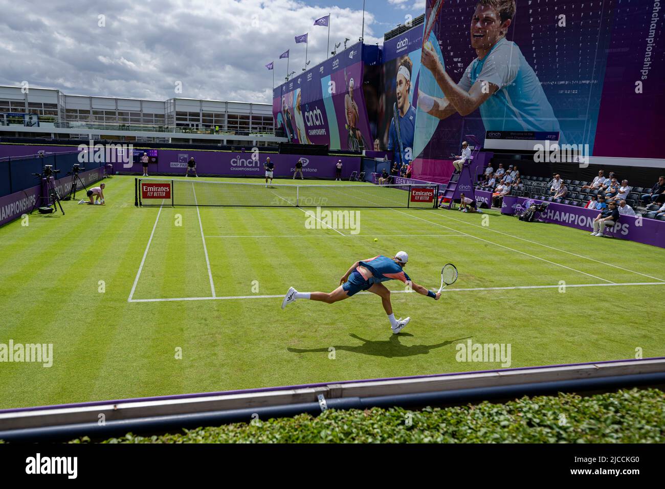 LONDRES, ROYAUME-UNI. 12 juin 2022. Une vue générale de Feliciano Lopez d'Espagne contre Emil Ruusuvuori de Finlande lors du match de qualification le deuxième jour des 2022 championnats de Cinch au Queen's Club le dimanche, 12 juin 2022 à LONDRES EN ANGLETERRE. Credit: Taka G Wu/Alay Live News Banque D'Images