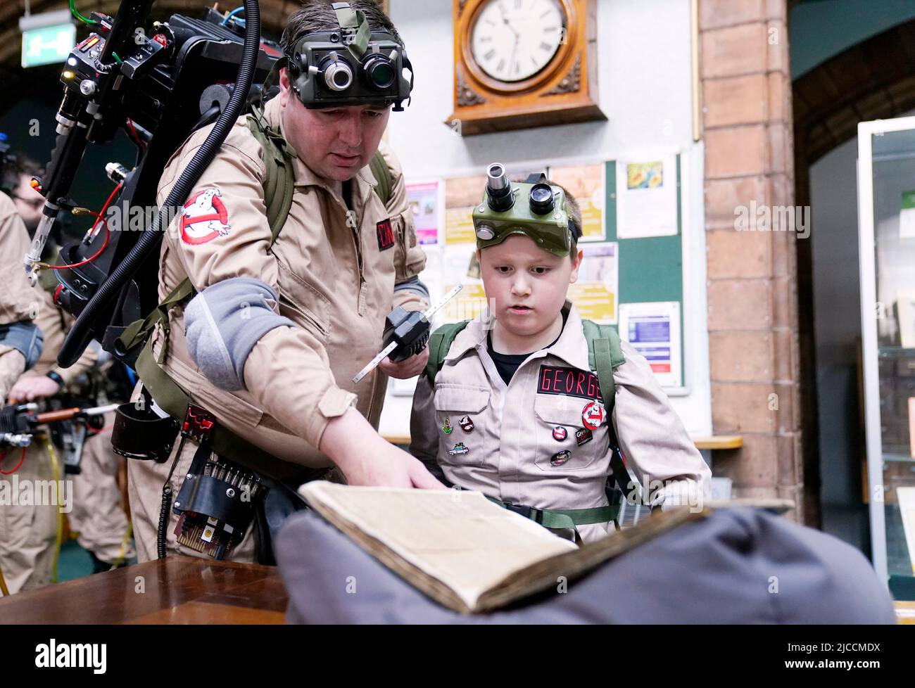 Ghostbusters superfine George Hinkins, huit ans, de Harrogate, qui a une grave condition cardiaque, recherche Leeds Central Library avec des membres de la East Midlands Ghostbusters Society pour les "fantômes" comme il prend part à une journée Ghostbusters à Leeds mis par faire un souhait. Date de la photo: Dimanche 12 juin 2022. Banque D'Images