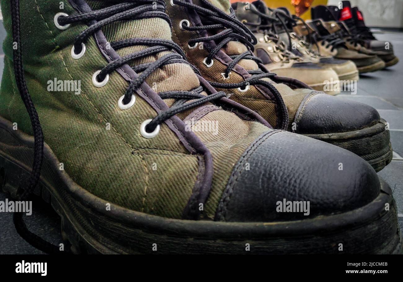 gros plan sur une chaussure d'entraînement militaire, des chaussures alignées après une course. Uttarakhand Inde. Banque D'Images