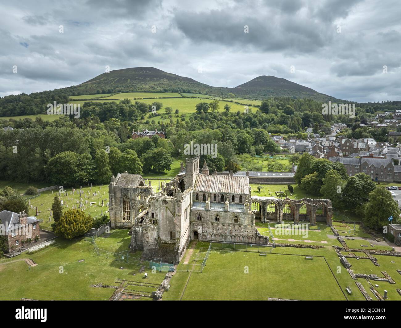 Vue aérienne de l'abbaye de Melrose en direction des collines d'Eildon, aux frontières écossaises. Banque D'Images
