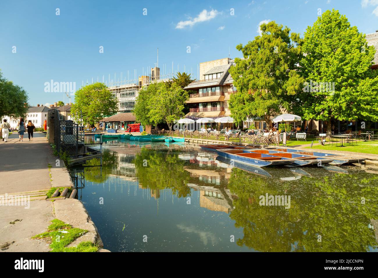 Après-midi de printemps sur la rivière Cam à Cambridge, Angleterre. Banque D'Images