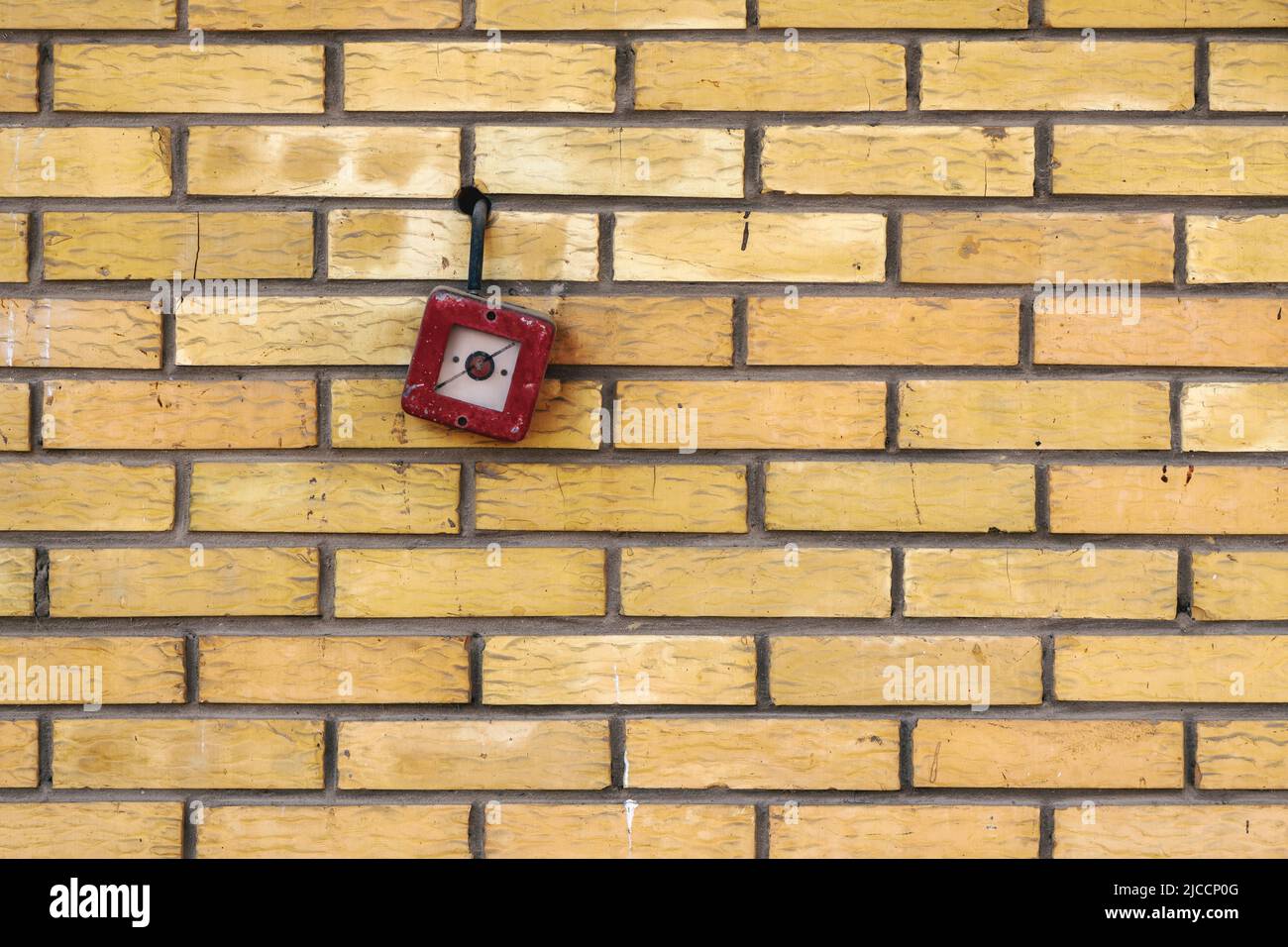 Coffret d'alarme incendie vintage monté sur le mur de briques avec espace de copie Banque D'Images