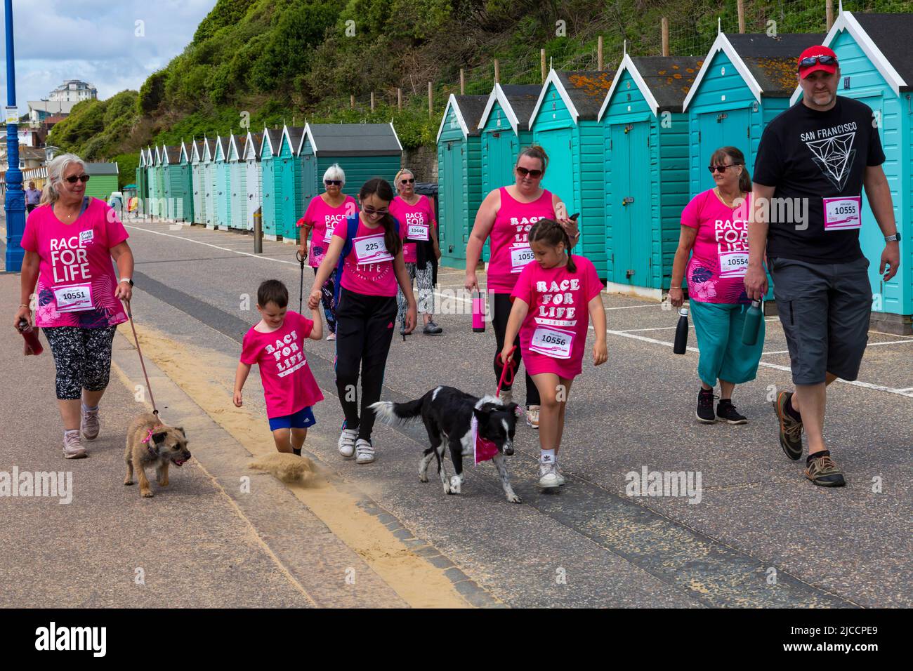 Bournemouth, Dorset, Royaume-Uni. 12th juin 2022. Des centaines de personnes participent à la course pour la vie à Bournemouth en 10k ou 5k. Cancer Research UK invite tout le monde à s'unir pour combattre le cancer dans une cause commune. Les participants peuvent participer à l'événement 10k ou 5k le long du front de mer de Bournemouth pour aider à recueillir des fonds pour la recherche sur la lutte contre le cancer. Crédit : Carolyn Jenkins/Alay Live News Banque D'Images