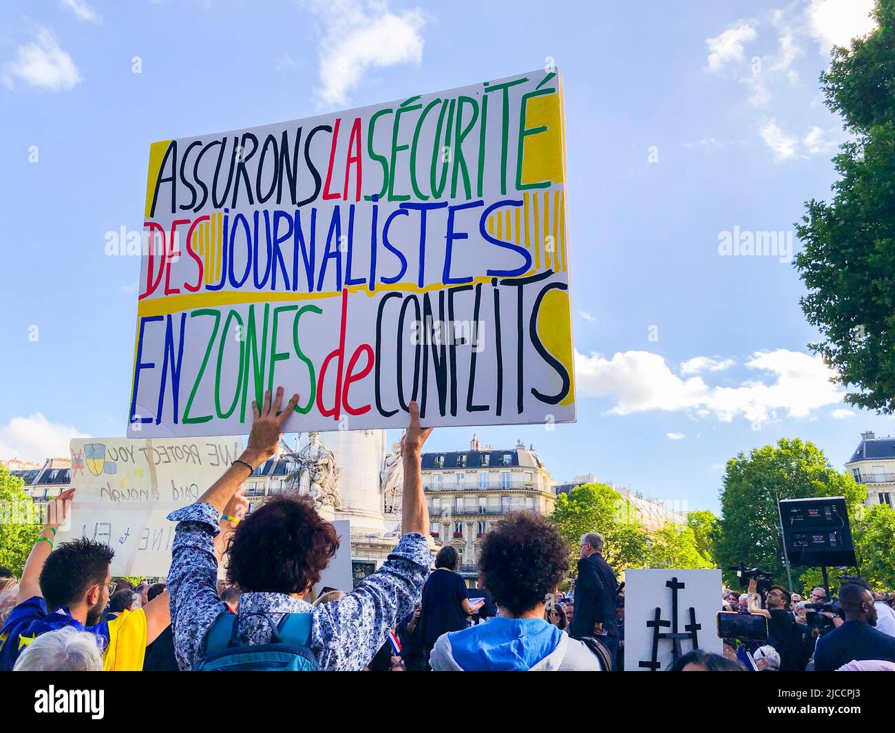 Paris, France, dénonciation des journalistes en soutien au journaliste français tué dans la guerre d'Ukraine, le journaliste Frédéric Leclerc-Imhoff était en Ukraine pour montrer la réalité de la guerre. À bord d'un bus humanitaire, aux côtés de civils forcés de fuir pour échapper aux bombes russes, il a été mortellement abattu » (tweet Macron), levez-vous et faites-vous compter Banque D'Images