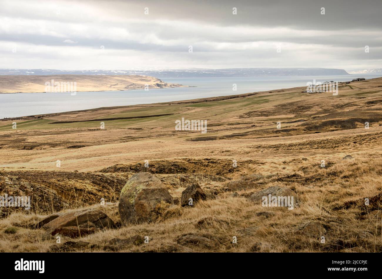 Vue sur les pentes herbeuses vers les fjords de la côte nord islandaise, dans les montagnes près de Hvammstangi Banque D'Images