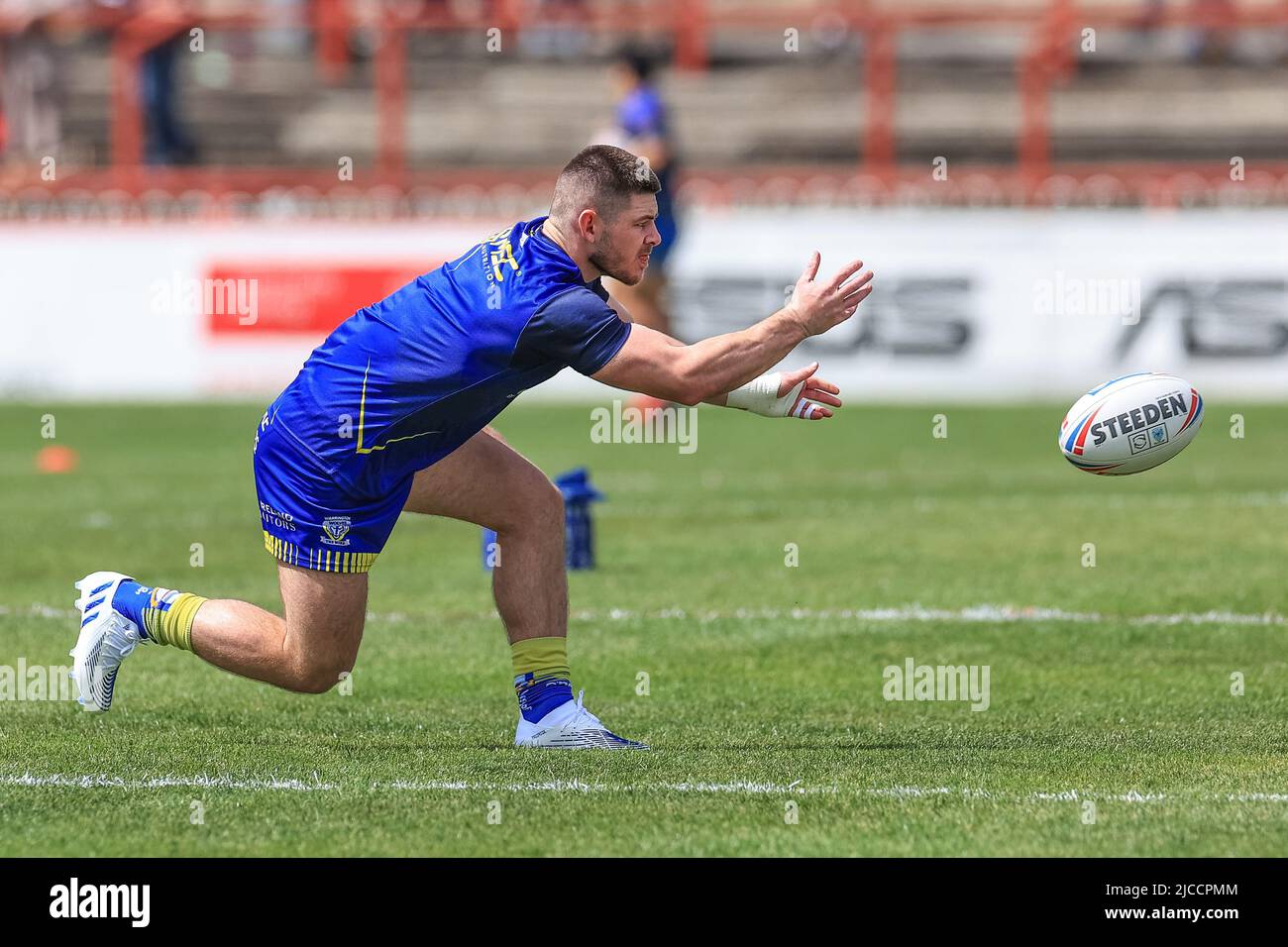 Danny Walker #16 de Warrington Wolves pendant l'échauffement avant le match à Wakefield, Royaume-Uni le 6/12/2022. (Photo de Mark Cosgrove/News Images/Sipa USA) Banque D'Images