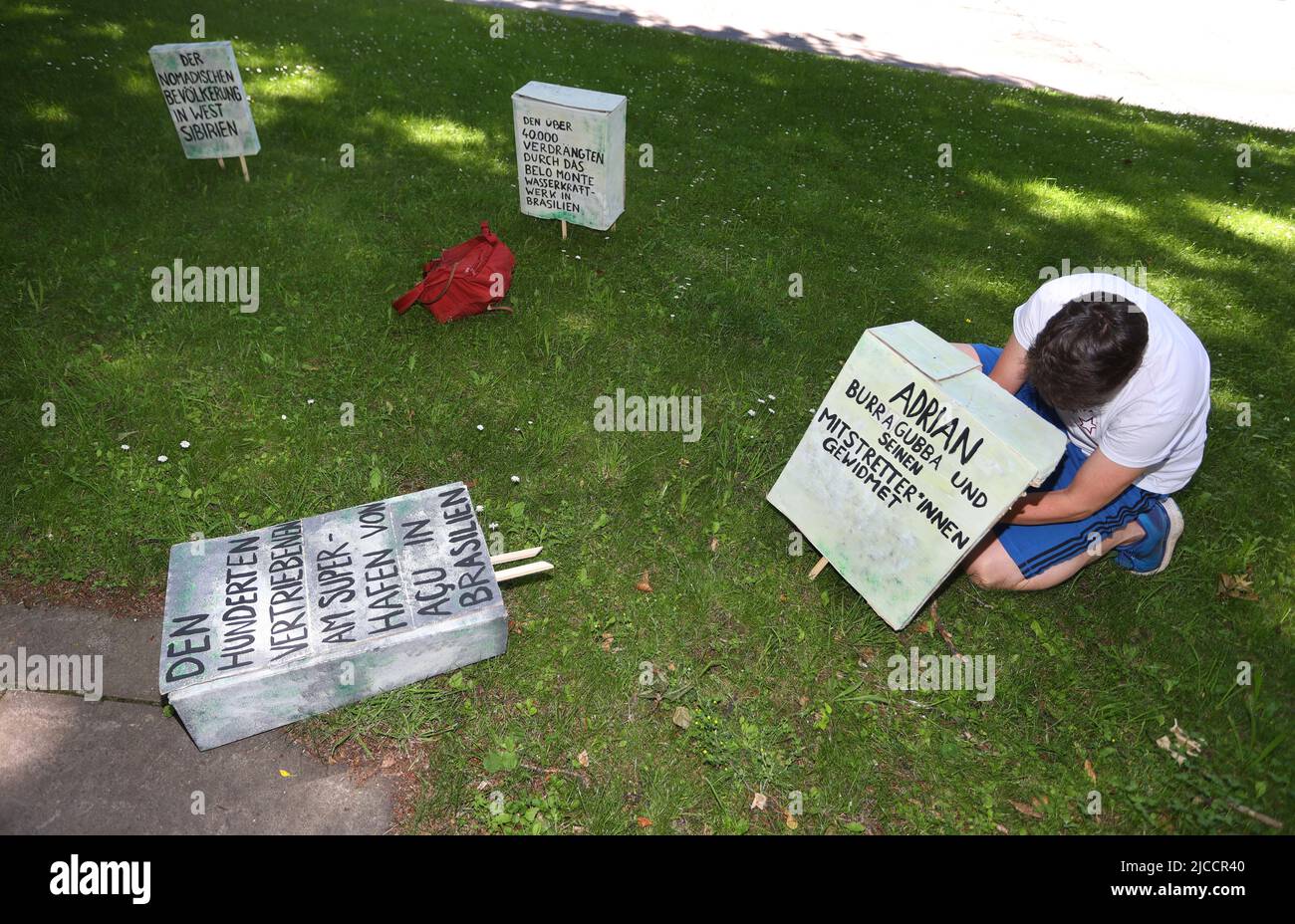 12 juin 2022, Bavière, Munich : en signe de protestation contre les politiques des G7 pays, les activistes du climat placent des pierres commémoratives devant le siège de Siemens, qui a lu, entre autres choses, « Dedited to Adrian Burragubba and his and his Comrades-in-Arms. Photo : Karl-Josef Hildenbrand/dpa Banque D'Images