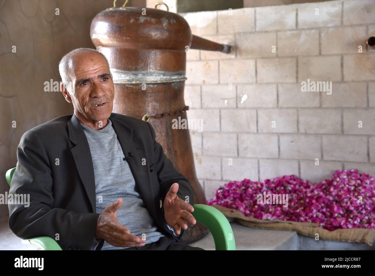 (220612) -- DAMAS, 12 juin 2022 (Xinhua) -- Muhammad Jamal Abbas, un fermier de la Rose de Damascene, parle lors d'une interview avec Xinhua à la ville d'al-Mara, au nord de la capitale syrienne Damas, 28 mai 2022. POUR ALLER AVEC "Feature: Célèbre Damascene Rose étranglé par les sanctions américaines" (photo par Ammar Safarjalani/Xinhua) Banque D'Images
