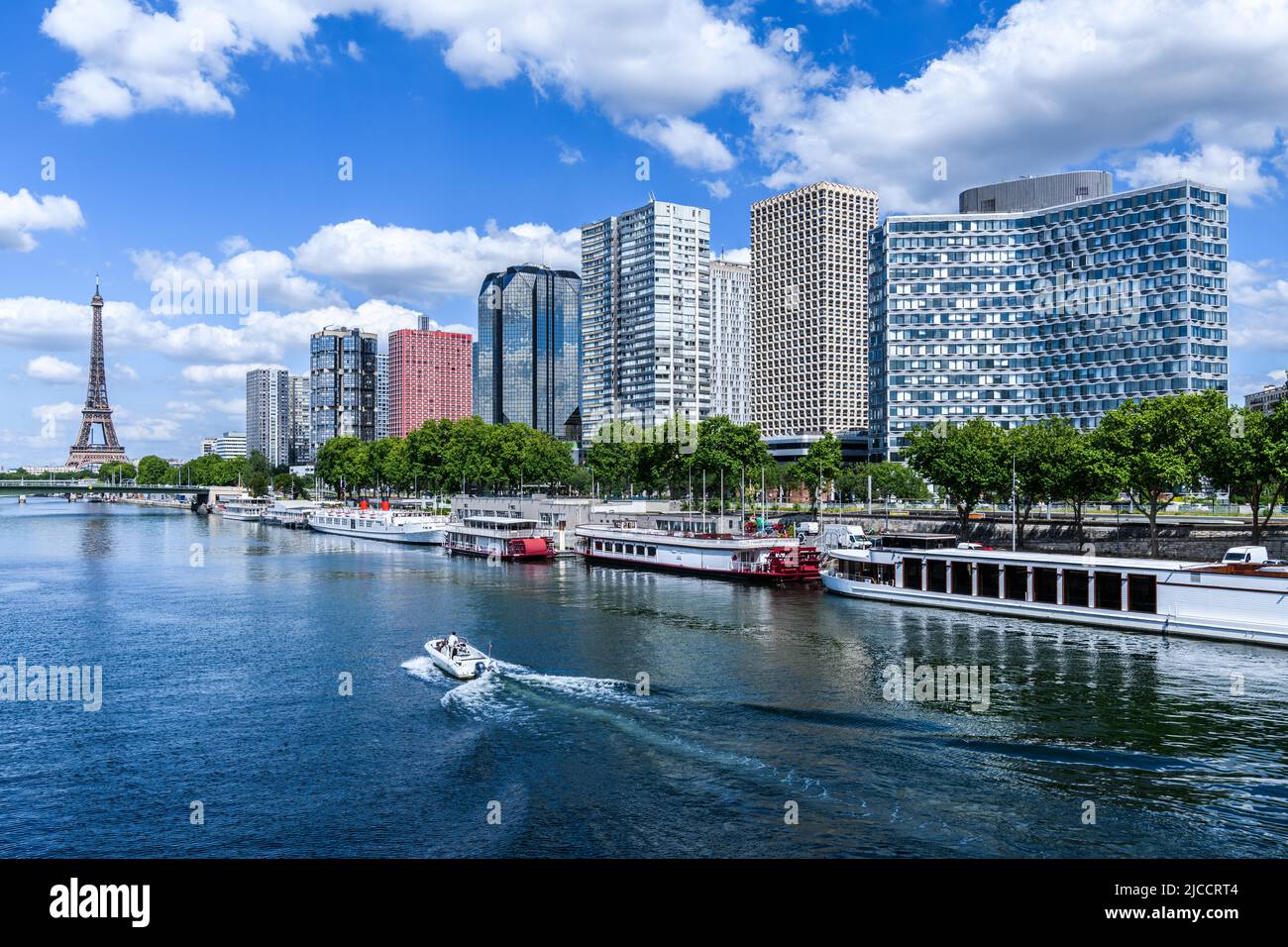 France, Paris, 2022-06-11. Vue sur le quartier de Beaugrenelle depuis le pont Mirabeau. Construit dans les années 70, il est l'un des rares quartiers parisiens com Banque D'Images