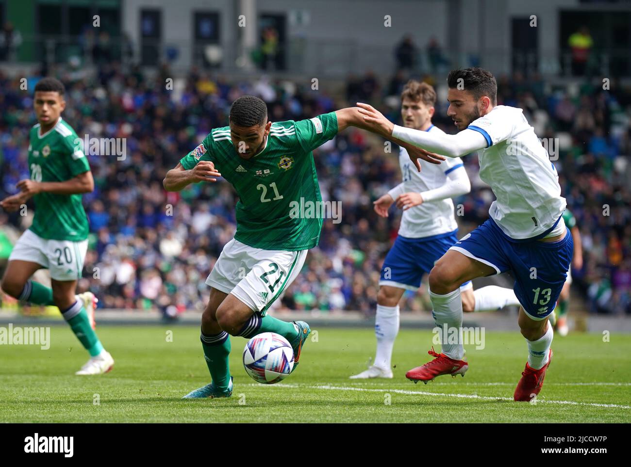 Le nord de IrelandÕs Brodie Spencer (à gauche) et CyprusÕ Nikolas Panagiotou se battent pour le ballon lors du match de la Ligue des Nations de l'UEFA à Windsor Park, Belfast. Date de la photo: Dimanche 12 juin 2022. Banque D'Images