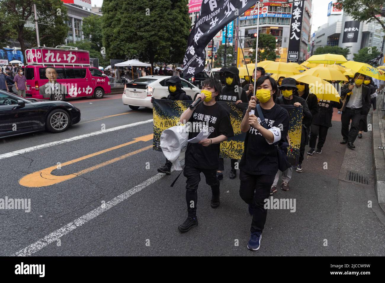 Les manifestants scandent des slogans pro-démocratiques tout en marchant dans les rues de Shibuya pendant les trois ans de la manifestation de 12 juin 2019 à Hong Kong. 12 juin 2022 marque le trois ans de la manifestation de 12 juin 2019 à Hong Kong. Elle a été déclenchée par le projet de loi d'amendement controversé sur les délinquants fugitifs, également connu sous le nom de projet de loi sur l'extradition. Plusieurs milliers de citoyens de Hong Kong ont manifesté contre le projet de loi et c'était le début des manifestations de Hong Kong (2019-2020). (Photo de Stanislav Kogiku/SOPA Images/Sipa USA) Banque D'Images