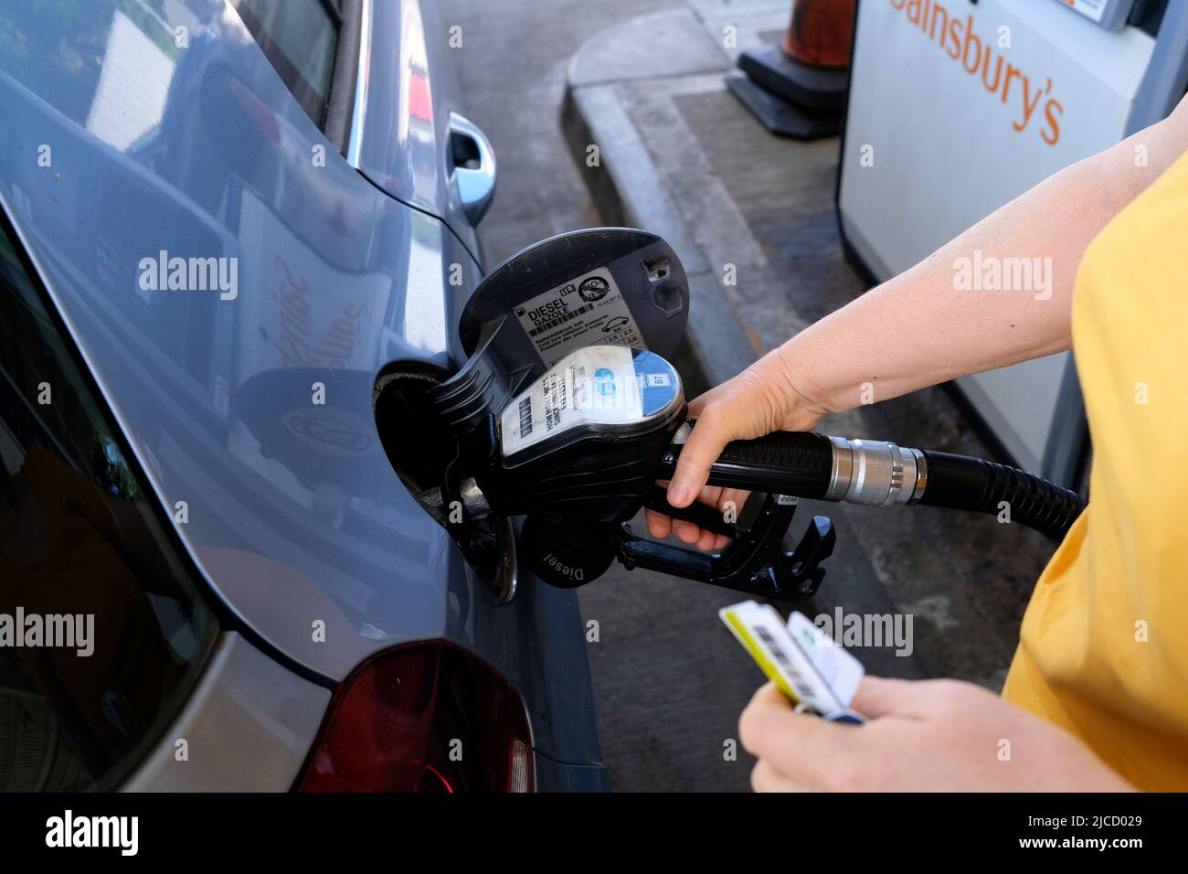 femme mettant de l'essence dans sa voiture à la station-service de sainsburys, herne bay, est de kent, royaume-uni juin 2022 Banque D'Images