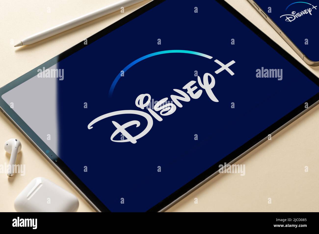 Antalya, TURQUIE - 12 juin 2022. Icône de l'application Disney plus sur l'écran du smartphone iphone et de la tablette ipad Banque D'Images