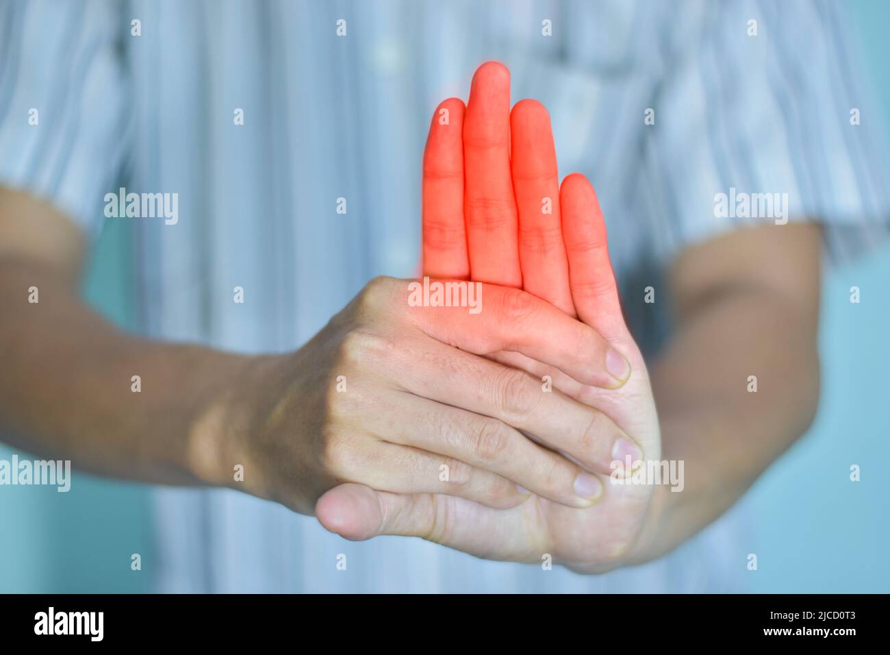 Inflammation des doigts du jeune homme d'Asie du Sud-est. Notion de polyarthrite rhumatoïde, d'arthrose ou de douleur articulaire. Banque D'Images