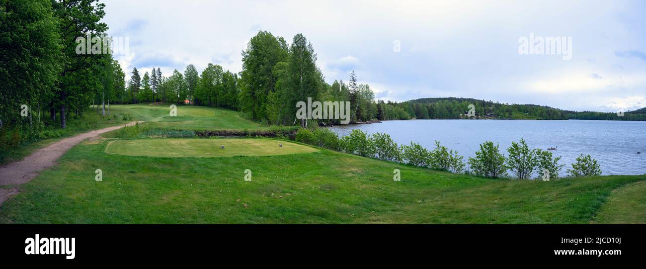 Panorama avec terrain de golf sur le lac Gissen près de Vimmerby, Suède Banque D'Images