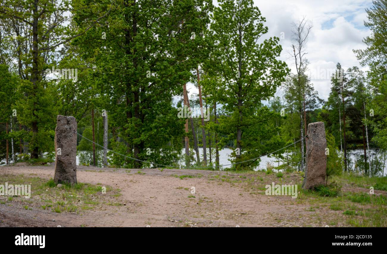 Barrière de la route d'approche d'une propriété au lac de Gissen en Suède avec une chaîne entre deux blocs de pierre Banque D'Images