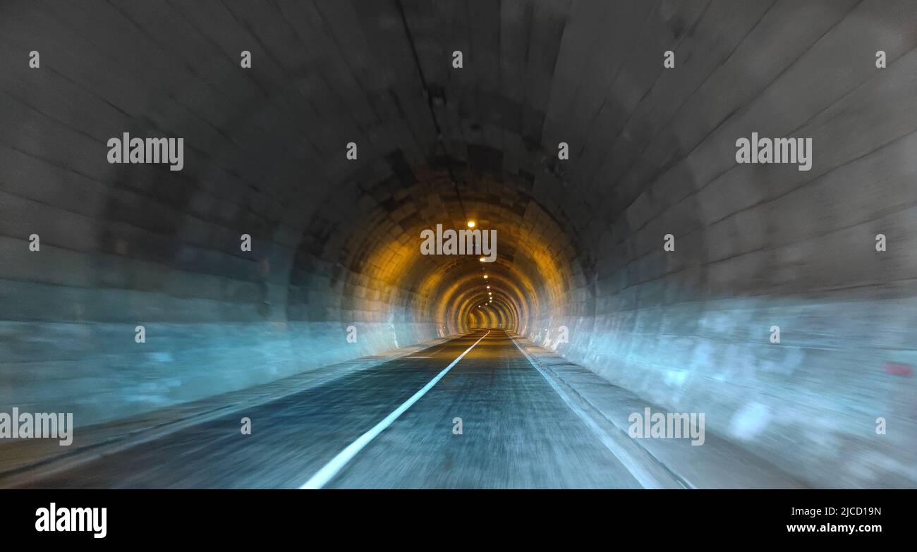 tunnel en béton frais éclairé avec flou de vitesse sur les côtés qui disparaissent derrière une courbe, près de cuenca, espagne Banque D'Images