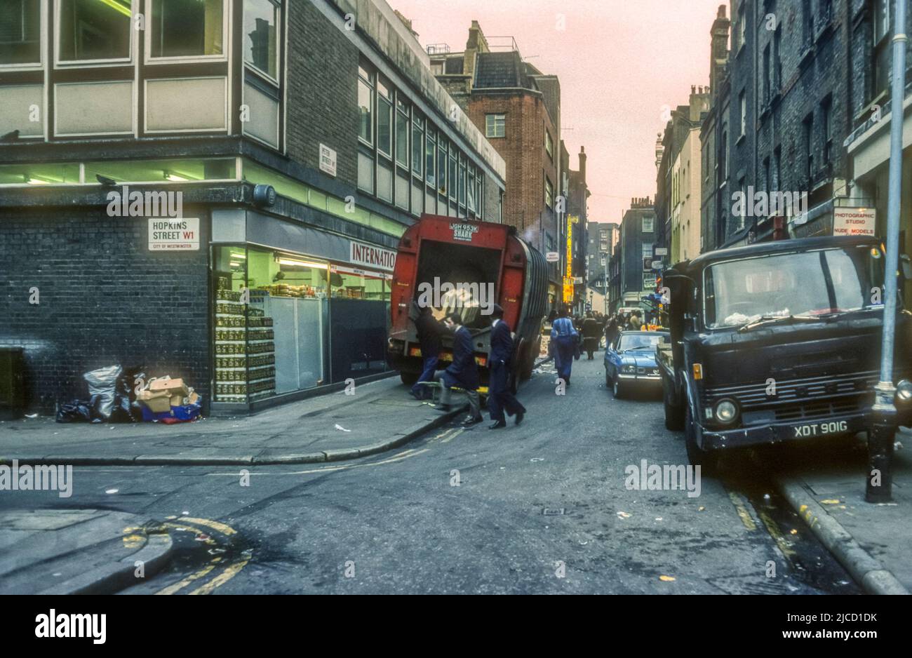 1976 archive mage du coin de Peter Street & Hopkins Street à Soho, Londres. Banque D'Images