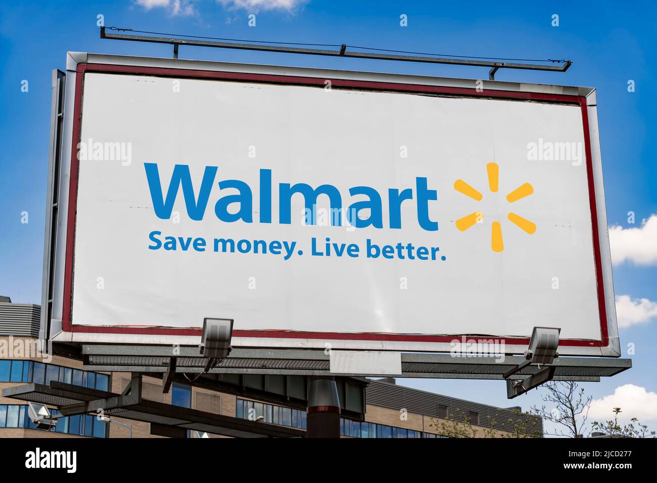 POZNAN, POL - 1 MAI 2022 : panneau publicitaire affichant le logo de Walmart Inc., une multinationale américaine de détail dont le siège est à Bent Banque D'Images