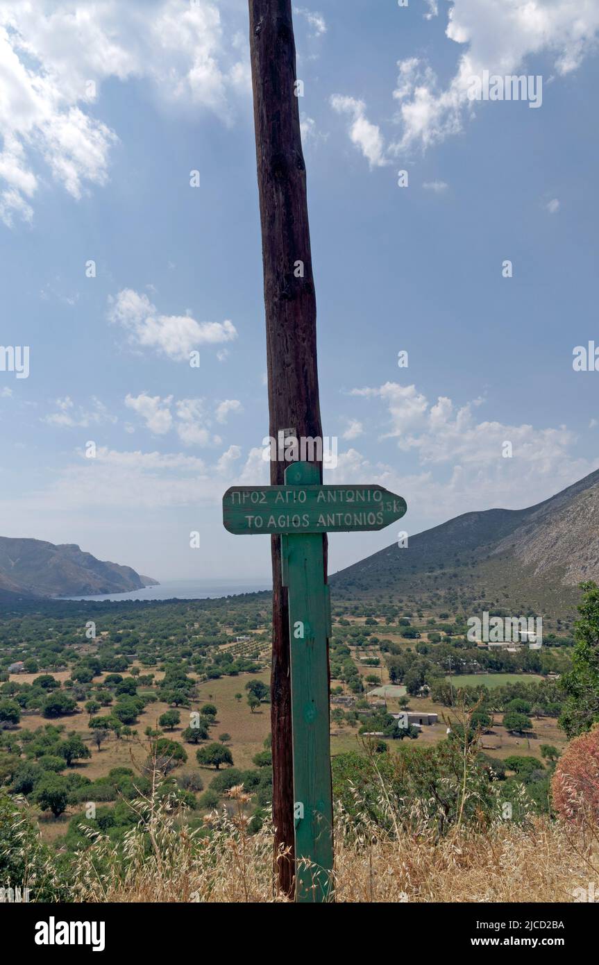 Rickety, rustique marque de fortune pour le chemin de flanc de colline vers Agios Antonios du village de montagne Megalo Chorio, Tilos, Dodécanèse, Rhodes, Grèce Banque D'Images