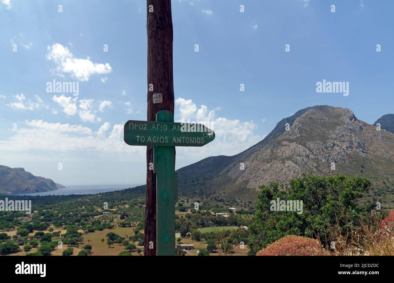 Rickety, rustique marque de fortune pour le chemin de flanc de colline vers Agios Antonios du village de montagne Megalo Chorio, Tilos, Dodécanèse, Rhodes, Grèce Banque D'Images