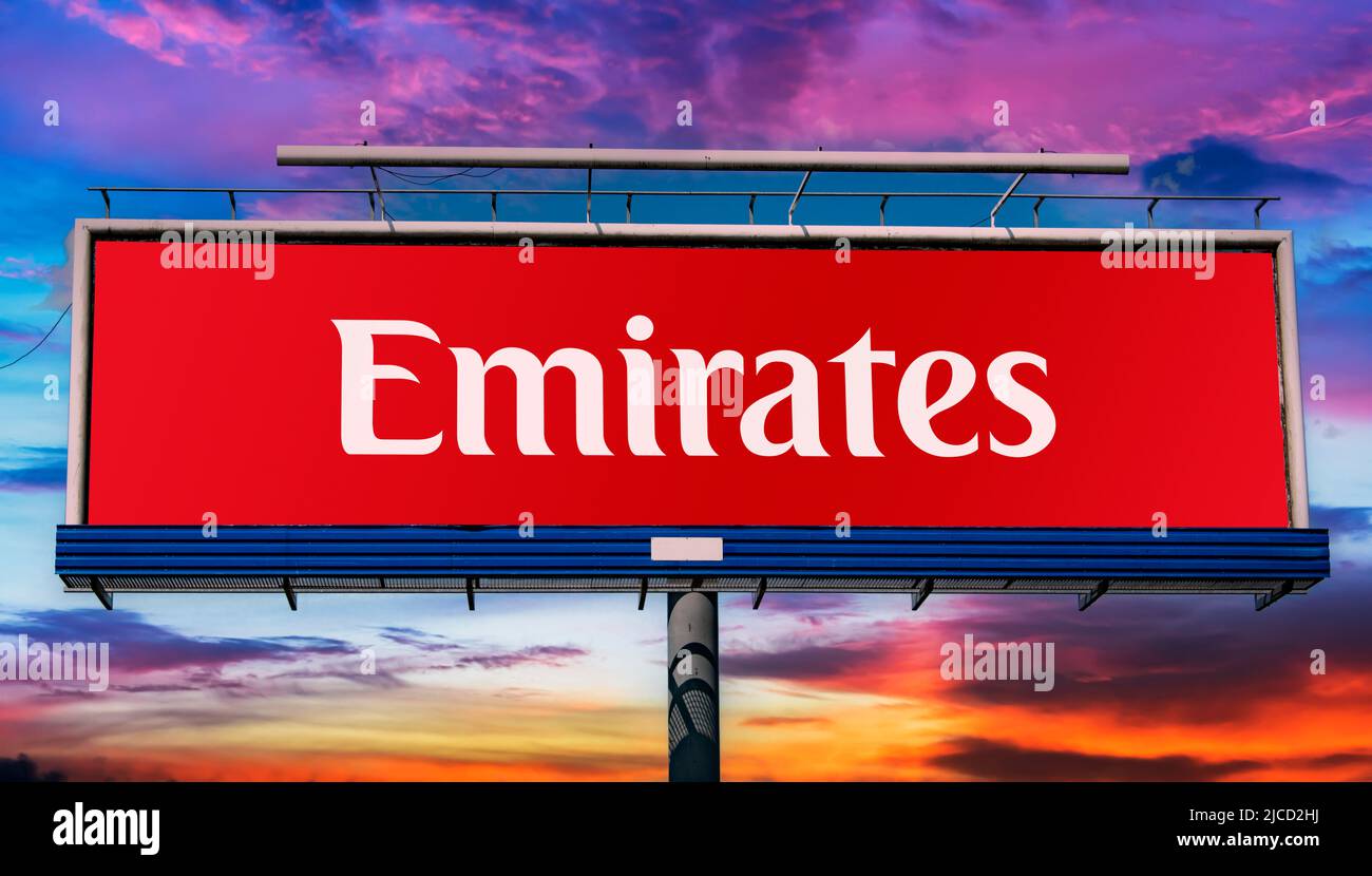 POZNAN, POL - 1 MAI 2022 : panneau publicitaire affichant le logo d'Emirates, une compagnie aérienne publique basée à Garhoud, Dubaï, Émirats arabes Unis Banque D'Images