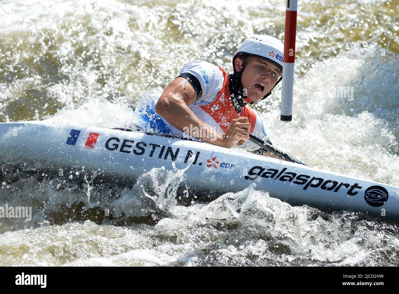 Prague, République tchèque. 12th juin 2022. NICOLAS GESTIN de France en action lors de la finale de canoë masculin à la coupe du monde de canoë Slalom 2022 au canal d'eau de Troja à Prague, République tchèque. (Credit image: © Slavek Ruta/ZUMA Press Wire) Banque D'Images