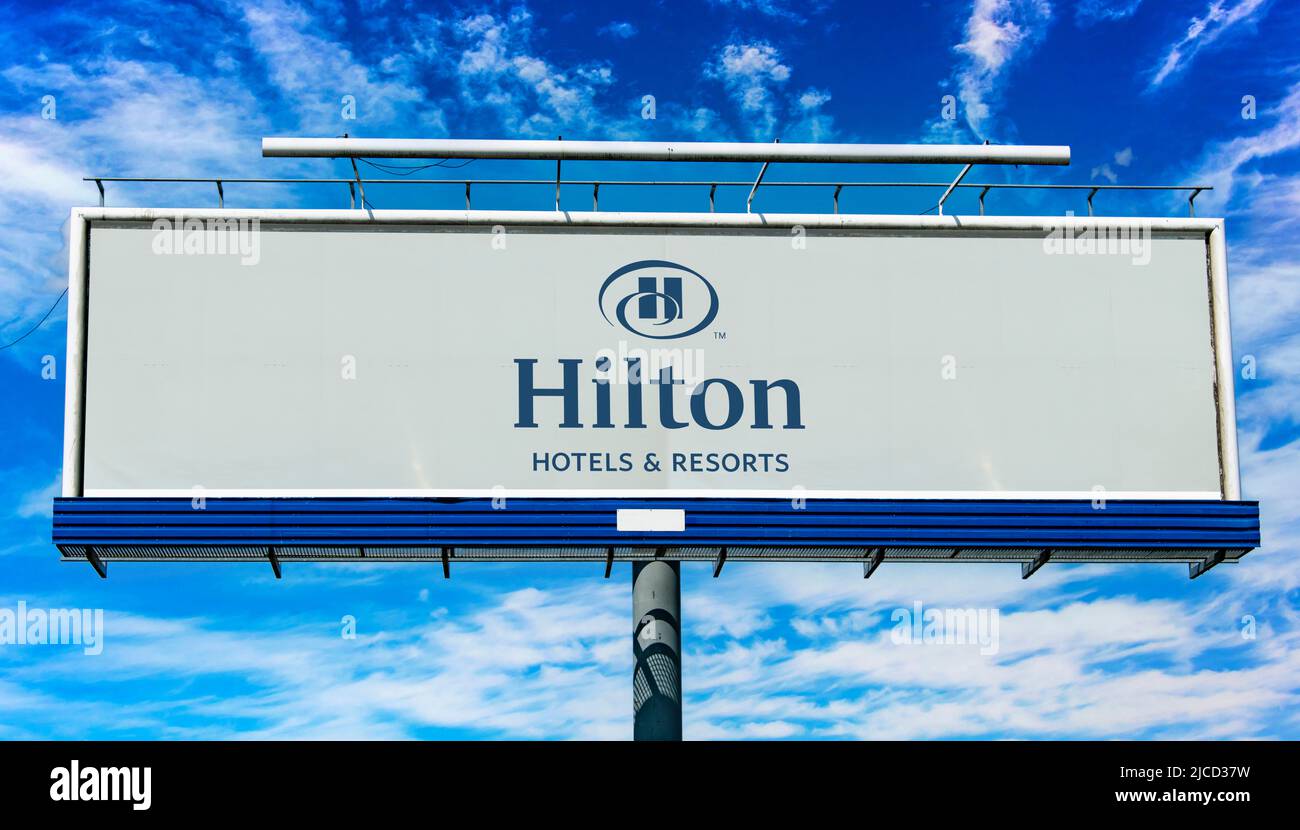 POZNAN, POL - 1 MAI 2022 : panneau publicitaire affichant le logo de Hilton Hotels and Resorts, une marque mondiale d'hôtels et de centres de villégiature multiservices Banque D'Images