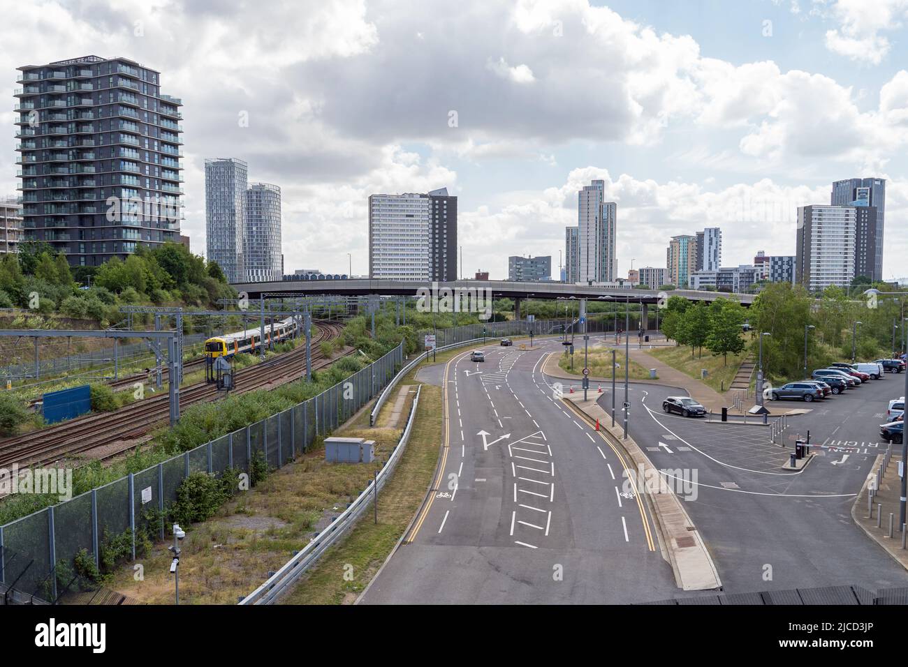 Les immeubles d'appartements en hauteur à Stratford avec un train terrestre longeant les voies. Londres - 12th juin 2022 Banque D'Images