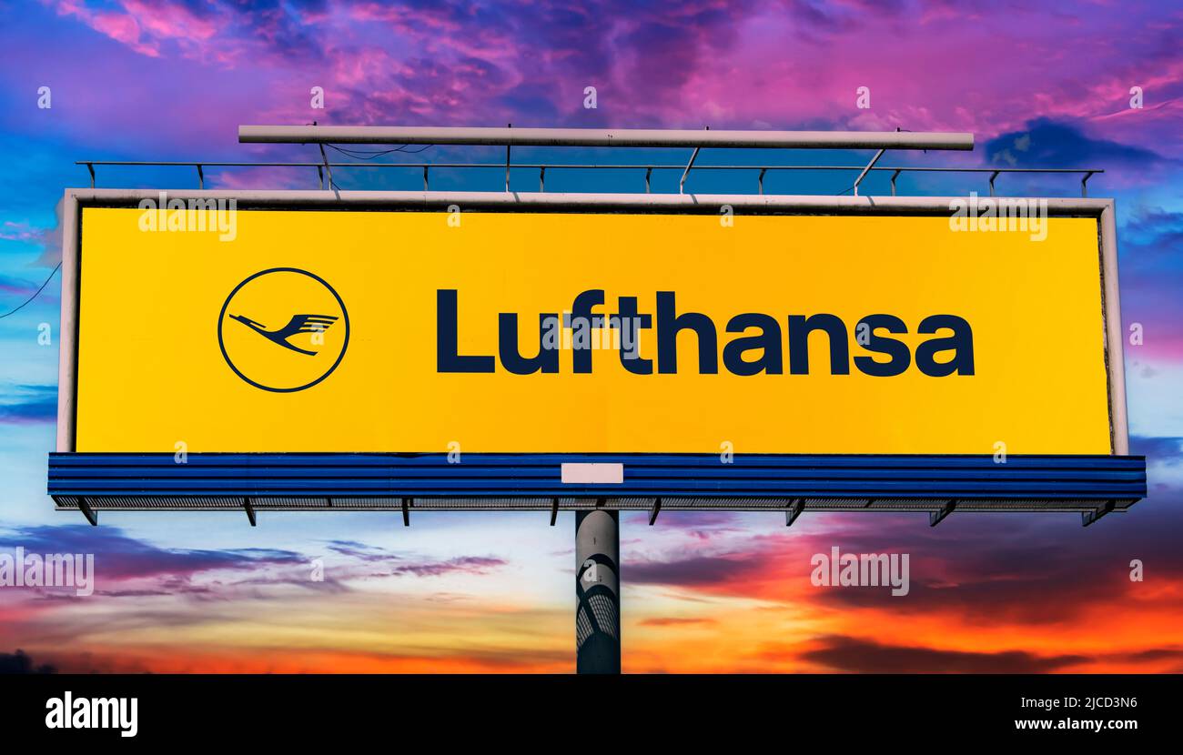 POZNAN, POL - 1 MAI 2022 : panneau publicitaire affichant le logo de Lufthansa, le transporteur de drapeaux et la plus grande compagnie aérienne allemande dont le siège est à Cologne Banque D'Images