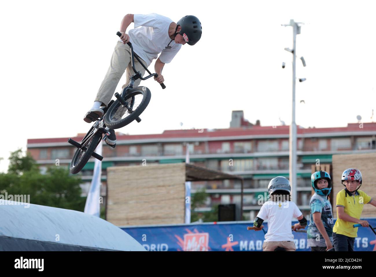 Madrid, Espagne, 11.06.2022.- Madrid Urban Sports arrive à nouveau à Madrid Río et Matadero. Image BMX. Madrid comme épicentre international des sports urbains dans la deuxième édition de Madrid Urban Sports, à Madrid Río et Matadero de 10 juin à 12 pour célébrer la désignation de la ville comme capitale mondiale du sport en 2022. Le skateboard sera le support standard des compétitions de plus haut niveau, accompagné de modalités telles que BMX, Scooter et Breakdance, 3x3 basketball, skateboard et scooter de rue Banque D'Images