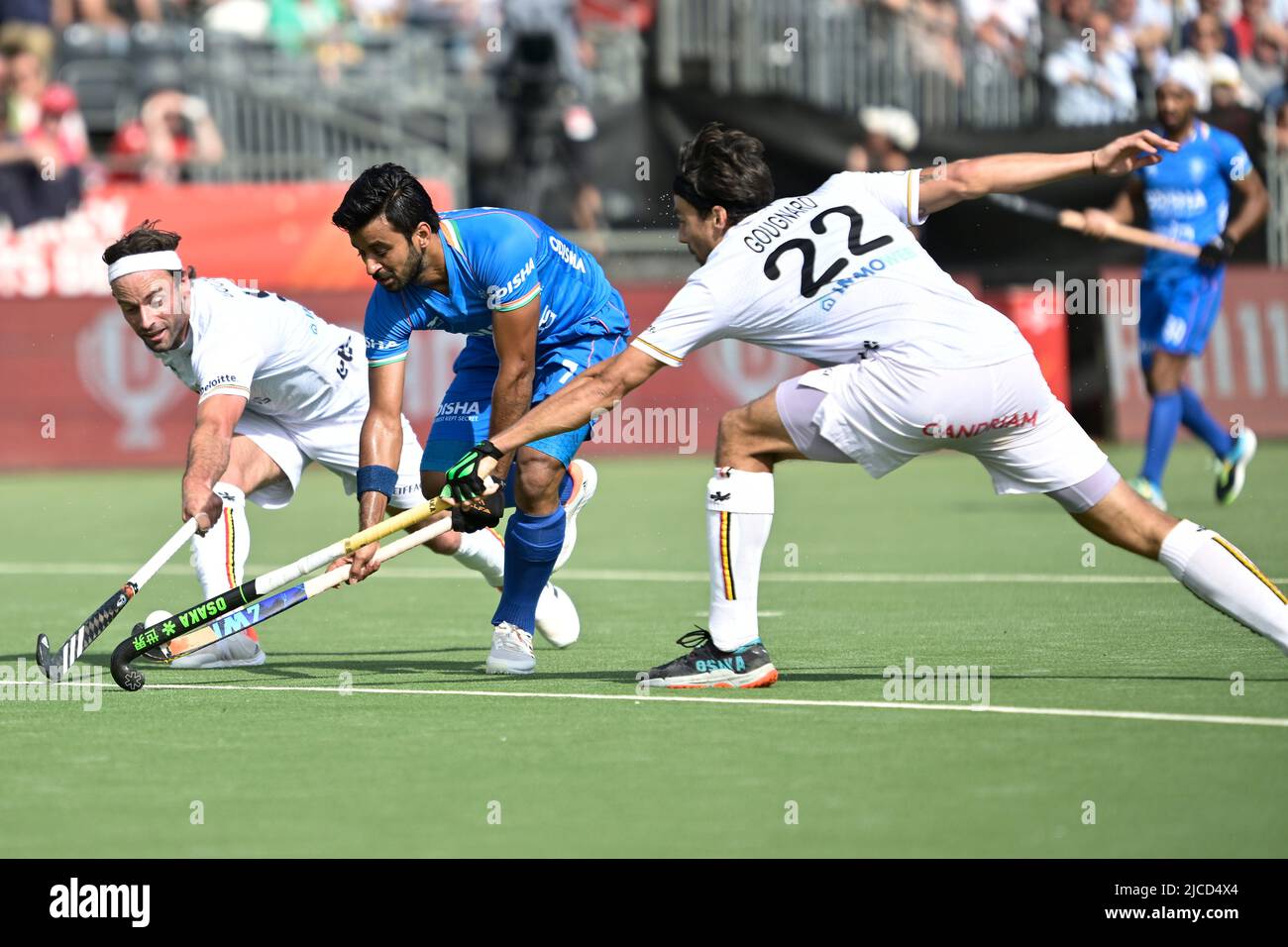 Sébastien Dockier en Belgique, Manpreet Singh en Inde et Simon Gougnard en Belgique se battent pour le ballon lors d'un match de hockey entre les Lions rouges belges et l'Inde dans la scène de groupe (partie 14 sur 16) du concours de la Ligue Pro de la FIH pour hommes, dimanche 12 juin 2022 à Wilrijk, Anvers. BELGA PHOTO JOHAN EYCKENS Banque D'Images