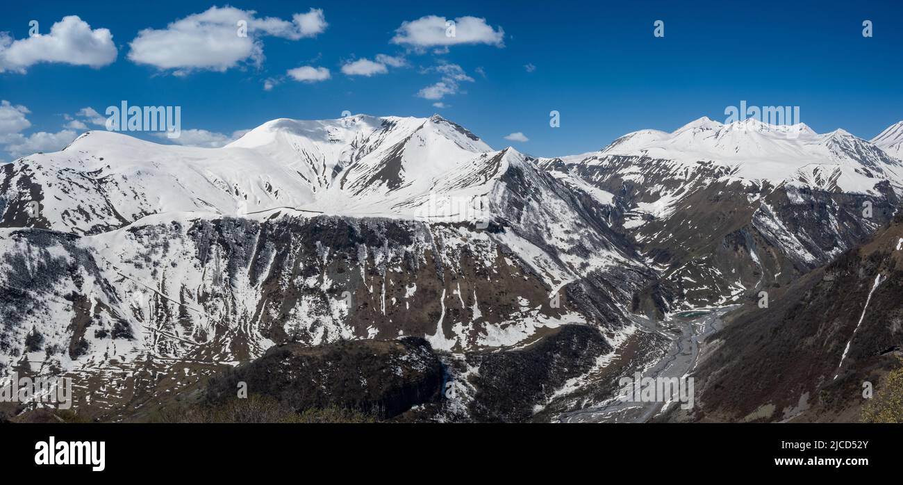 Vue panoramique sur les sommets enneigés des montagnes du Grand Caucase. République de Géorgie. Banque D'Images