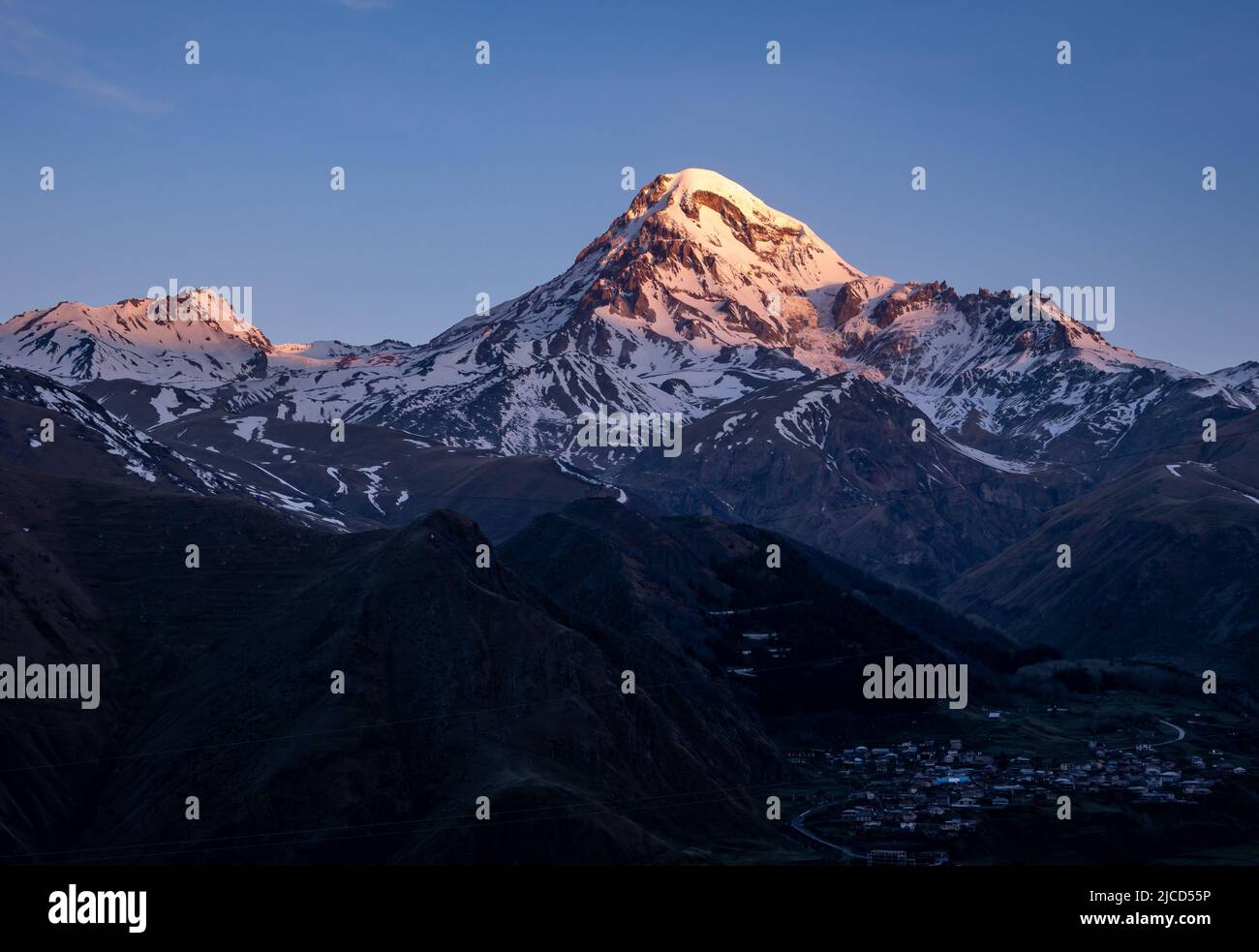 Le Mont Kazbek, ou Mont Kazbegi, est un stratovolcan dormant dans les montagnes du Grand Caucase. Stepantsminda, République de Géorgie. Banque D'Images