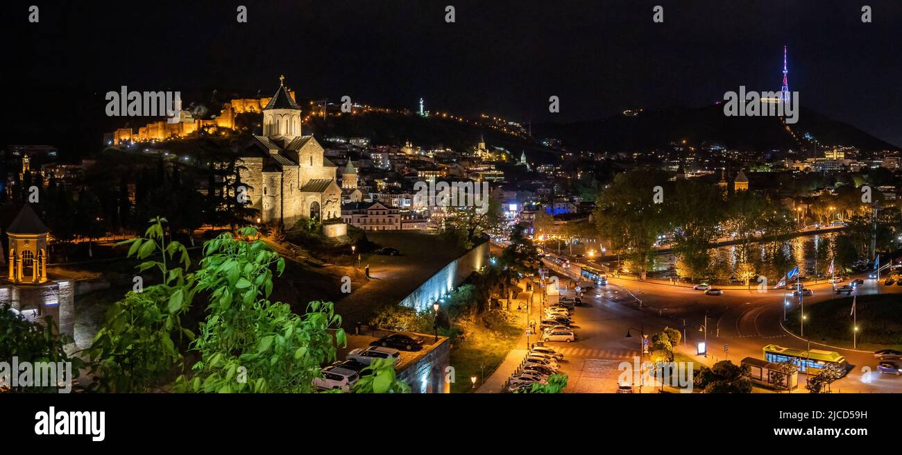 Vue panoramique de nuit sur le centre-ville de Tbilissi, République de Géorgie. Banque D'Images