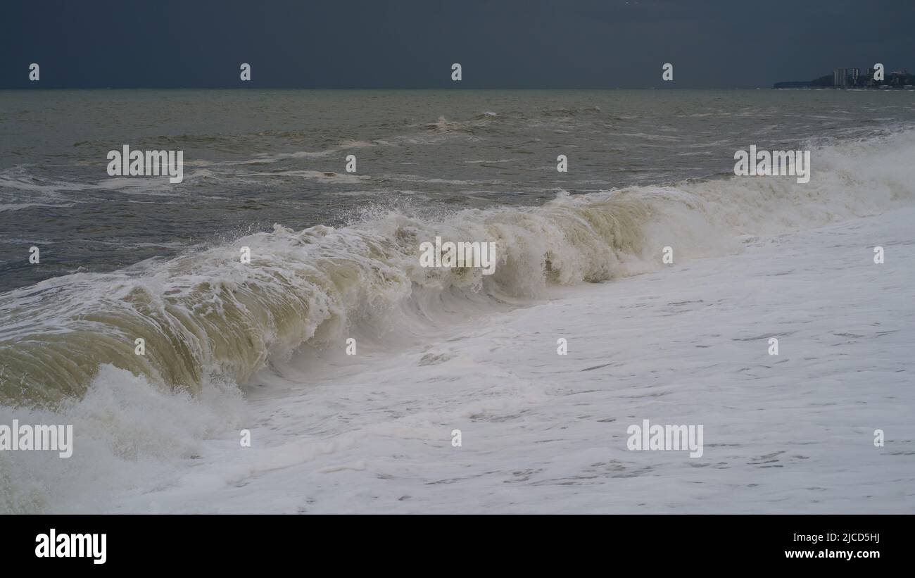 Grande vague de mer mousseuse blanche. La mer est orageux. Côte de la mer Noire de la tempête froide Banque D'Images