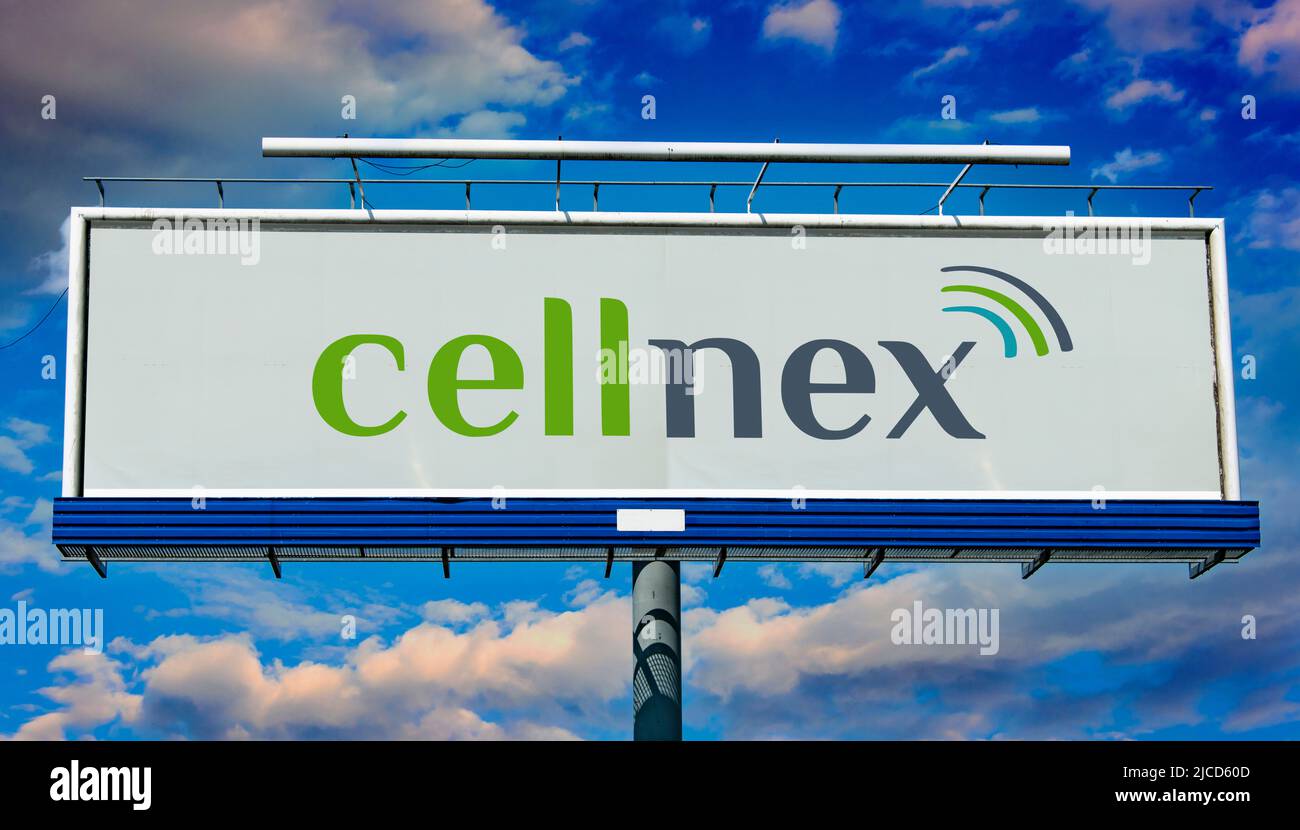 POZNAN, POL - 1 MAI 2022 : panneau publicitaire affichant le logo de Cellnex Telecom, une infrastructure de télécommunications sans fil et un service espagnol Banque D'Images