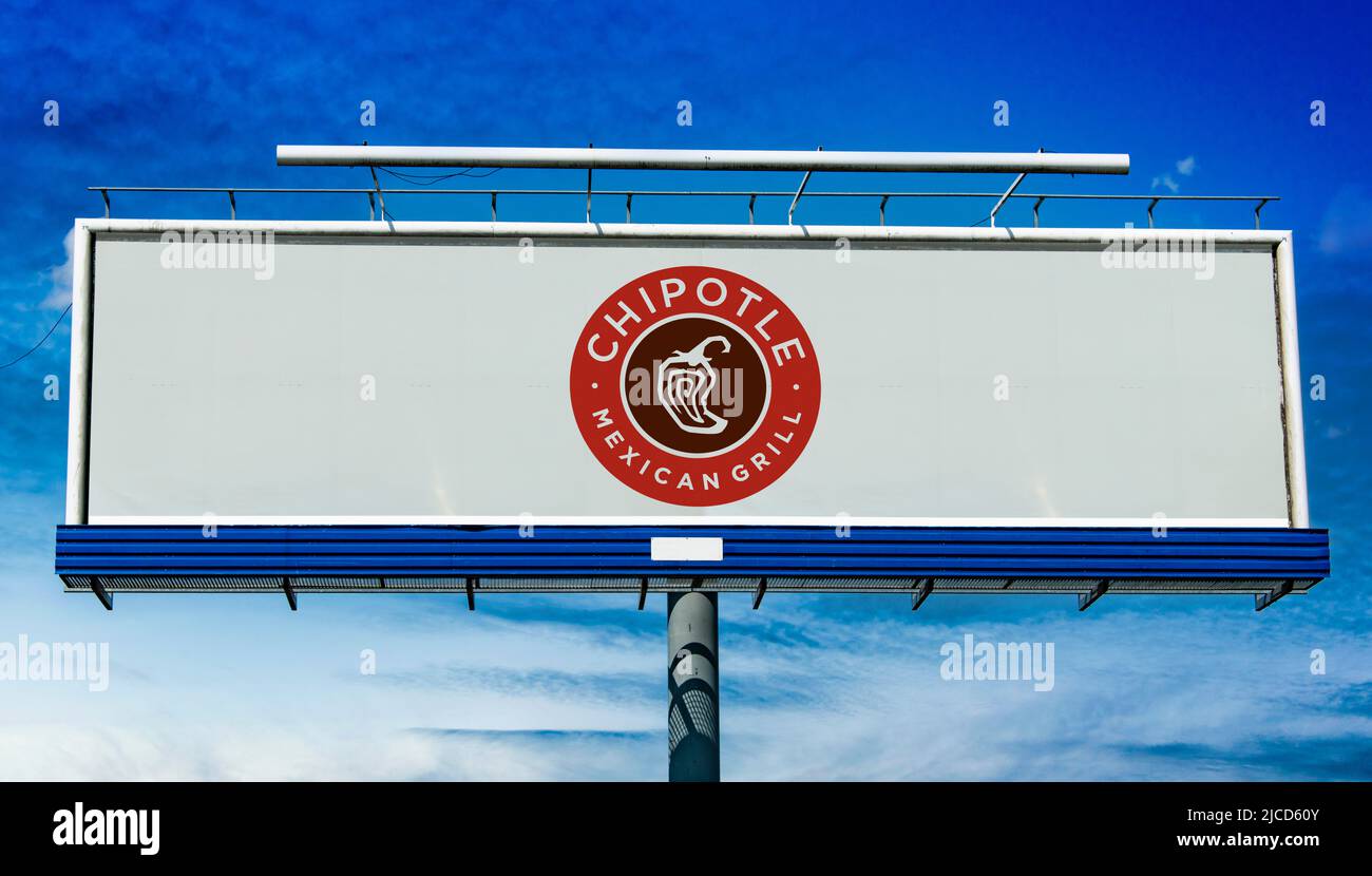 POZNAN, POL - 1 MAI 2022 : panneau publicitaire affichant le logo de Chipotle Mexican Grill, une chaîne américaine de restaurants rapides et décontractés Banque D'Images