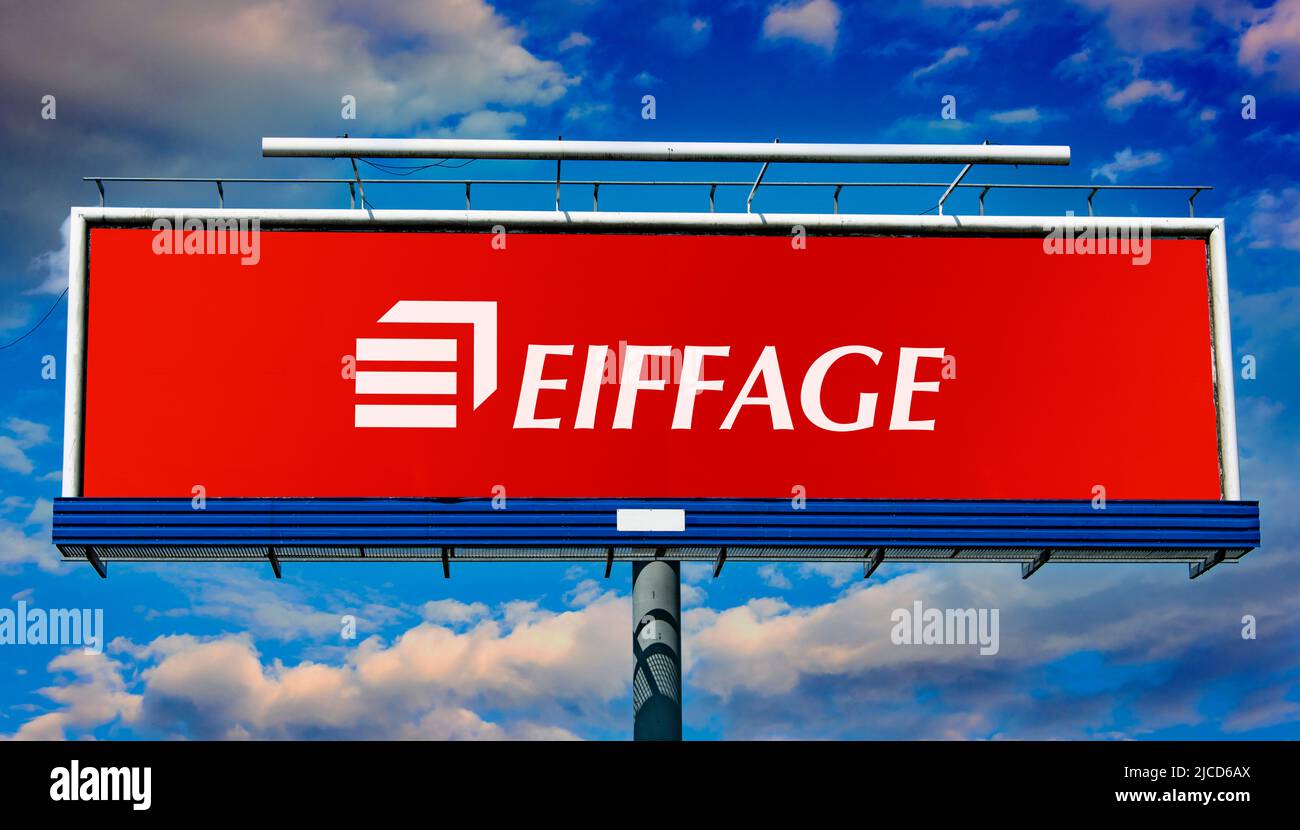 POZNAN, POL - 1 MAI 2022 : panneau publicitaire affichant le logo d'Eiffage, une entreprise française de construction en génie civil Banque D'Images