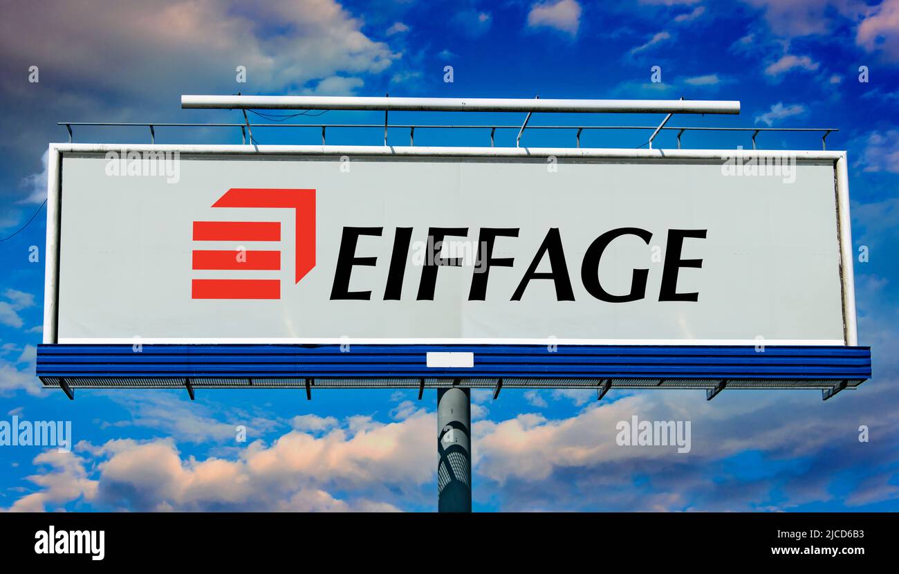 POZNAN, POL - 1 MAI 2022 : panneau publicitaire affichant le logo d'Eiffage, une entreprise française de construction en génie civil Banque D'Images