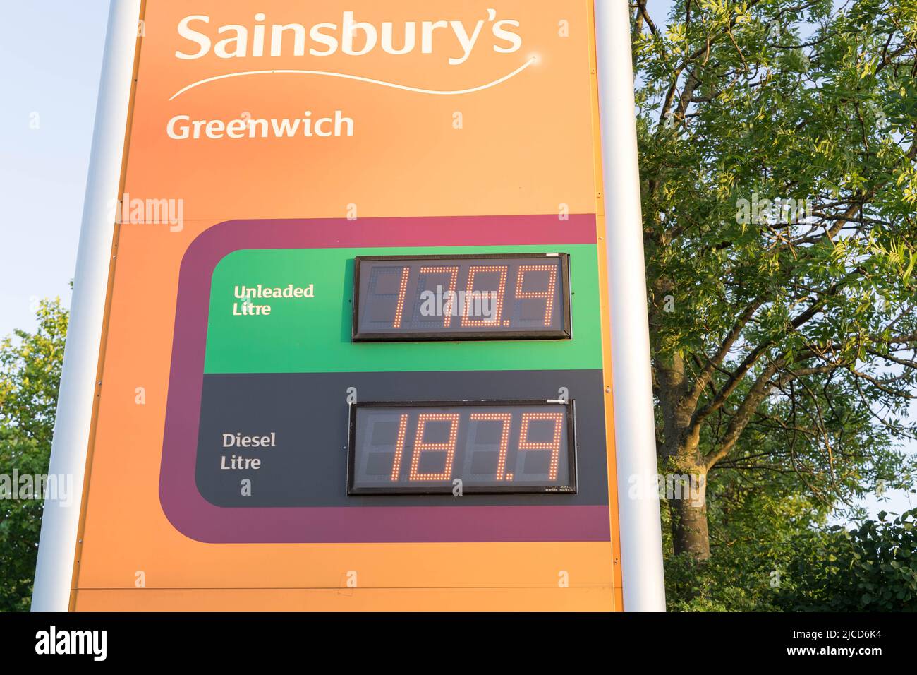 Les prix de l'essence et du diesel s'affichent sur l'écran numérique de la station de ravitaillement Greenwich Sainsbury, Angleterre, Royaume-Uni Banque D'Images