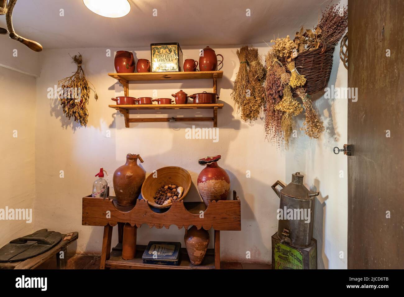 Ségovie, Espagne - 9 octobre 2017 : ustensiles de cuisine vintage dans une maison rustique Banque D'Images