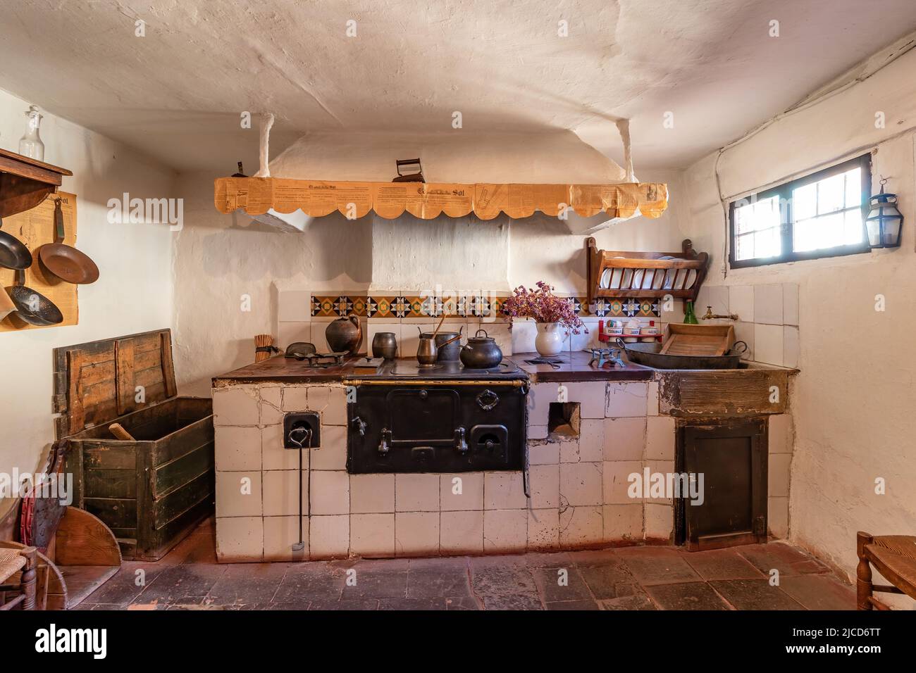 Segovia, Espagne - 9 octobre 2017 : cuisine au charbon de bois d'époque dans une maison rustique Banque D'Images