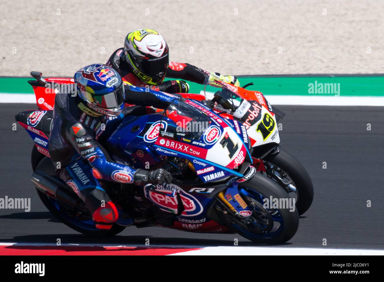 Misano World circuit “Marco Simoncelli”, Misano Adriatico, Italie, 12 juin 2022, #1 TOPRAK RAZGATLIOGLU (Pata Yamaha avec Brixx WSBK - YZF R1) et #19 ALVARO BAUTISTA (Aruba.it Racing Ducati - Panigale V4R) pendant Pirelli Emilia-Romagna Round FIM Superbike World Championship 2022 - Race2 - World Superbike - SBK Banque D'Images