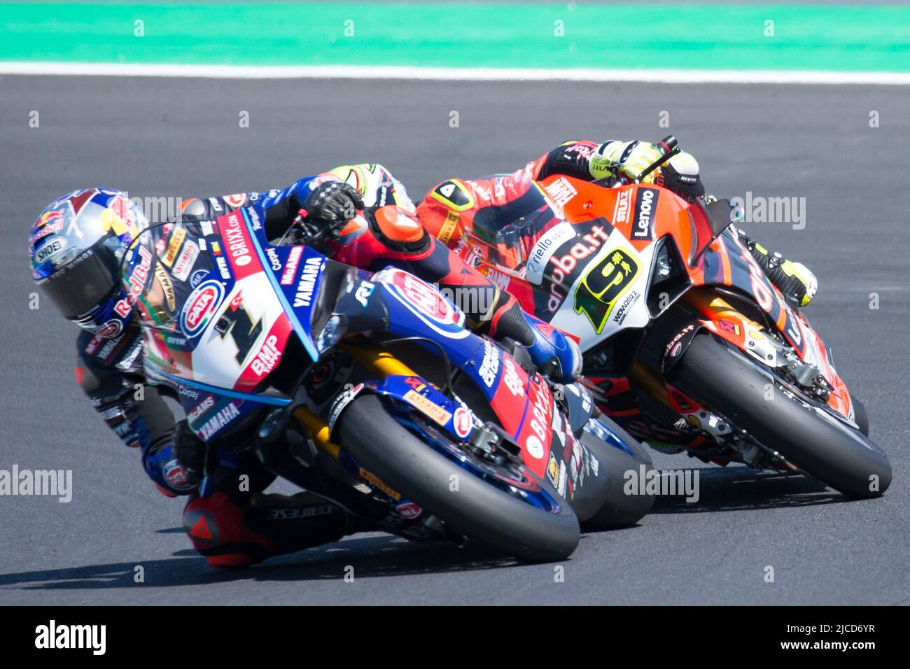 Misano World circuit “Marco Simoncelli”, Misano Adriatico, Italie, 12 juin 2022, #1 TOPRAK RAZGATLIOGLU (Pata Yamaha avec Brixx WSBK - YZF R1) et #19 ALVARO BAUTISTA (Aruba.it Racing Ducati - Panigale V4R) pendant Pirelli Emilia-Romagna Round FIM Superbike World Championship 2022 - Race2 - World Superbike - SBK Banque D'Images