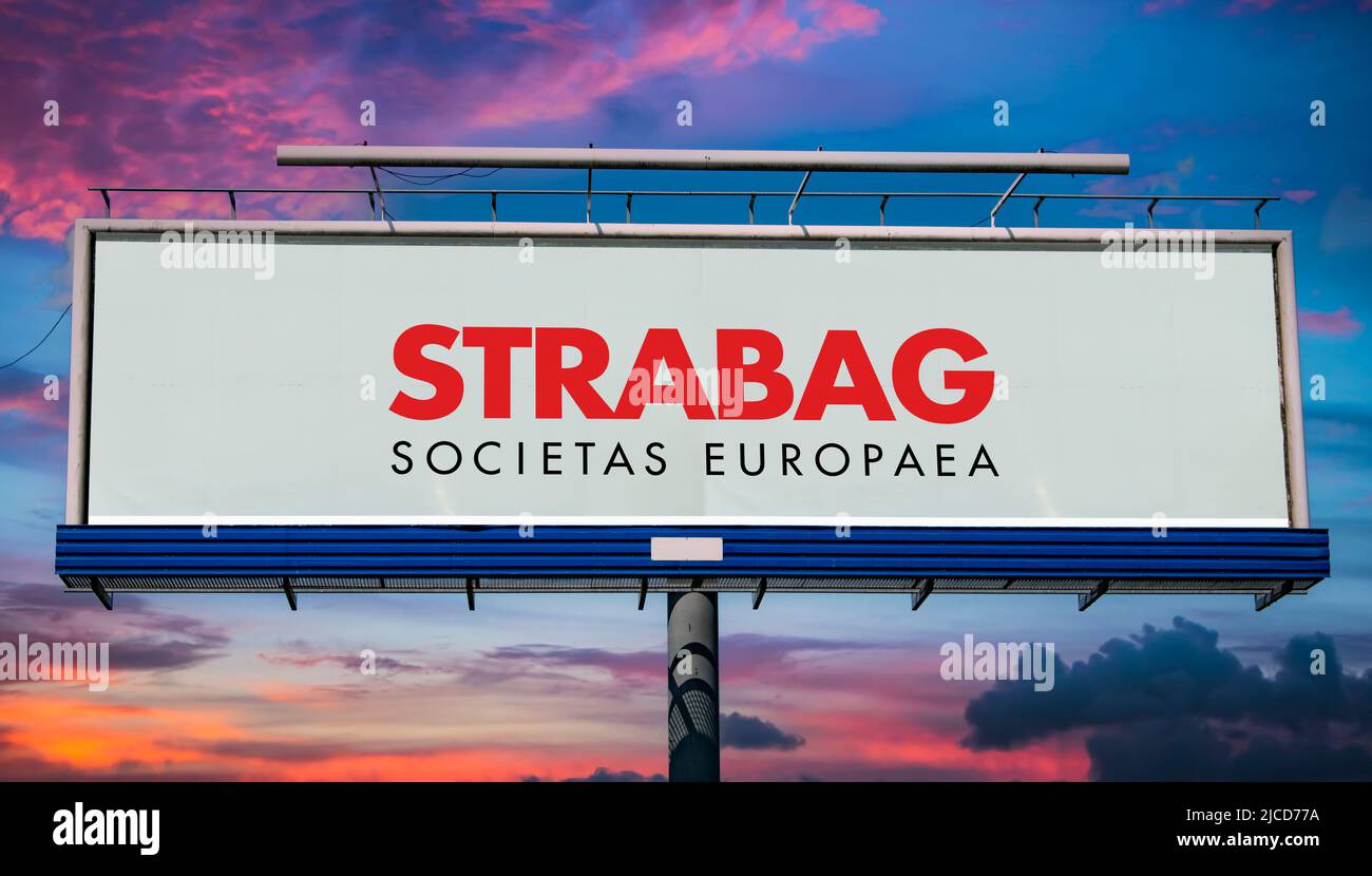 POZNAN, POL - 1 MAI 2022 : panneau publicitaire affichant le logo de STRABAG se, une société autrichienne de construction basée à Spittal an der Drau, Austr Banque D'Images