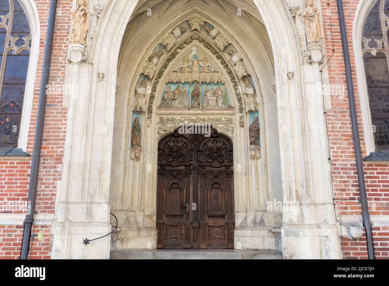 Landshut, Allemagne - 14 août 2021 : vue sur le Brautportal - une porte de l'église Saint-Martin. Banque D'Images